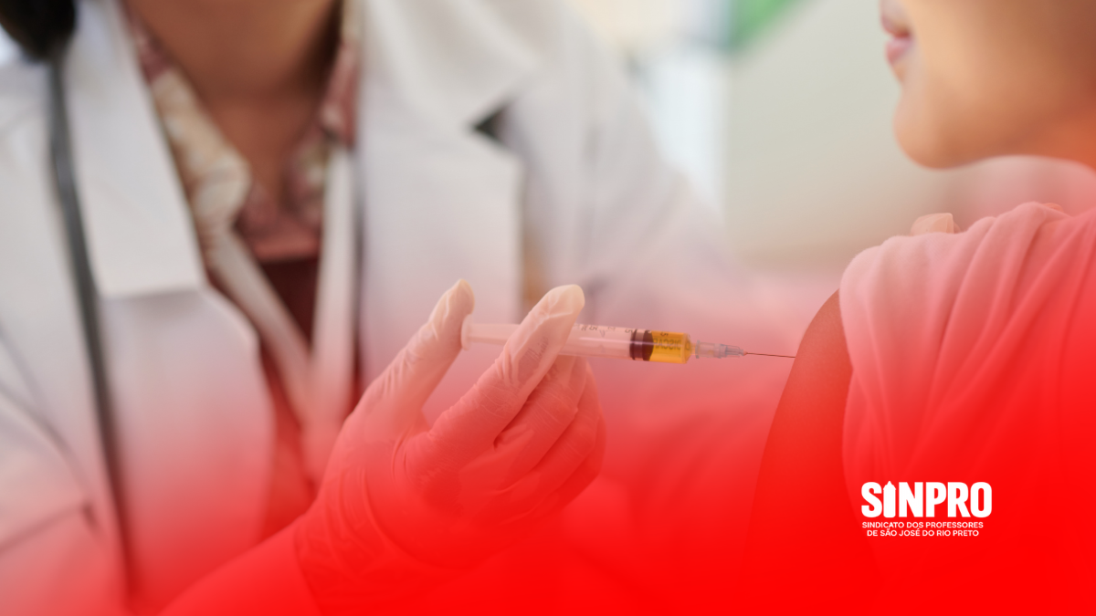 O SINPRO Rio Preto orienta professores sobre a importância da vacinação contra Gripe e Covid-19. Saiba quais documentos levar à UBS e como a carteirinha do sindicato facilita o acesso.